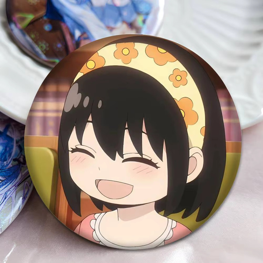 Yor Forger Anime Charakter Anstecknadel Brosche rund aus Metall in Multicolor für Fans und Sammler - Bild 3