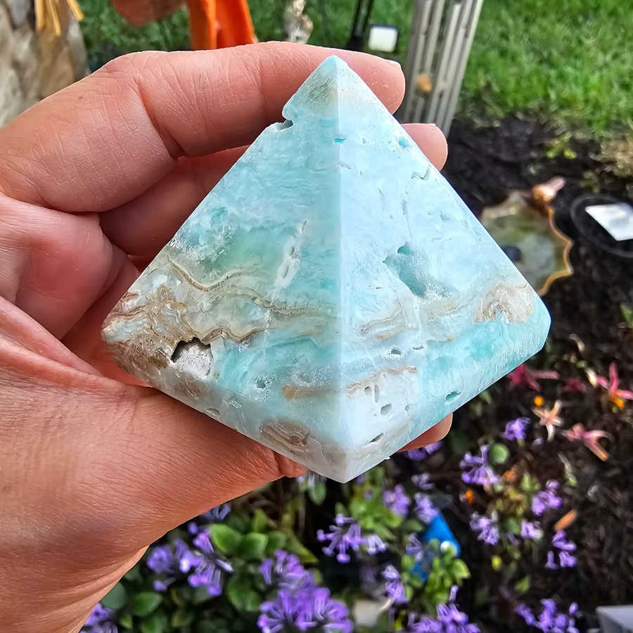 CrystalHola Hemimorphit-Pyramide aus Naturstein in Himmelblau als Tischdekoration - Bild 3