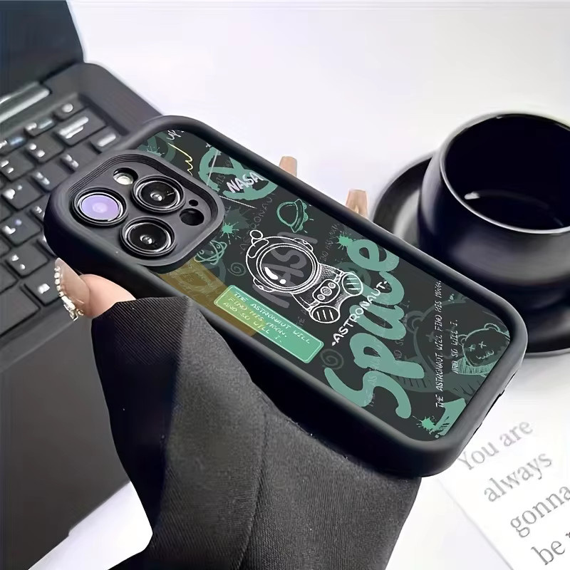 Schwarze High-Tube-Handyhülle mit Cartoon-Astronautenmuster für iPhone 17, 16 und 15 Serien - Bild 2