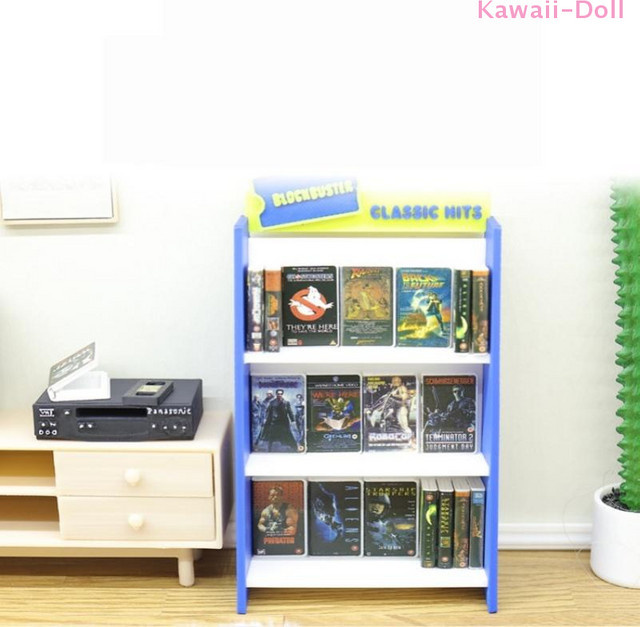 DIAPER&CORED Miniatur-Puppenhaus Zubehör Set mit Retro-Recorder und Videoband-Regal im Maßstab 1/12 - Bild 1