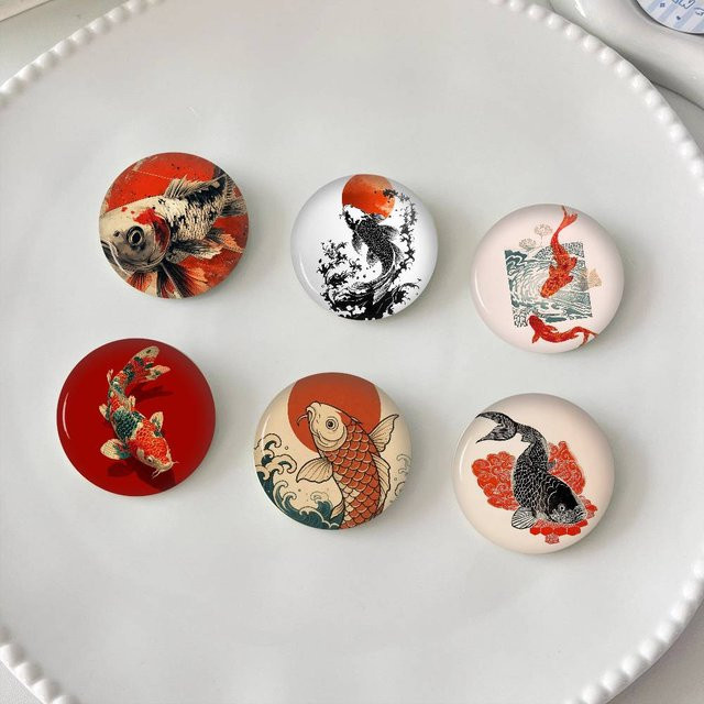 Bilibili Brosche, Japanischer roter Koi-Fisch, Anime-Anstecknadel, Unisex - Bild 1