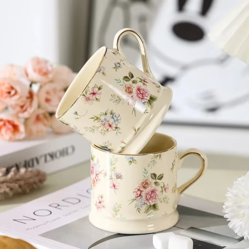 Ästhetische Kaffeetasse aus Porzellan mit floralem Design und Goldrand in Multicolour - Bild 2