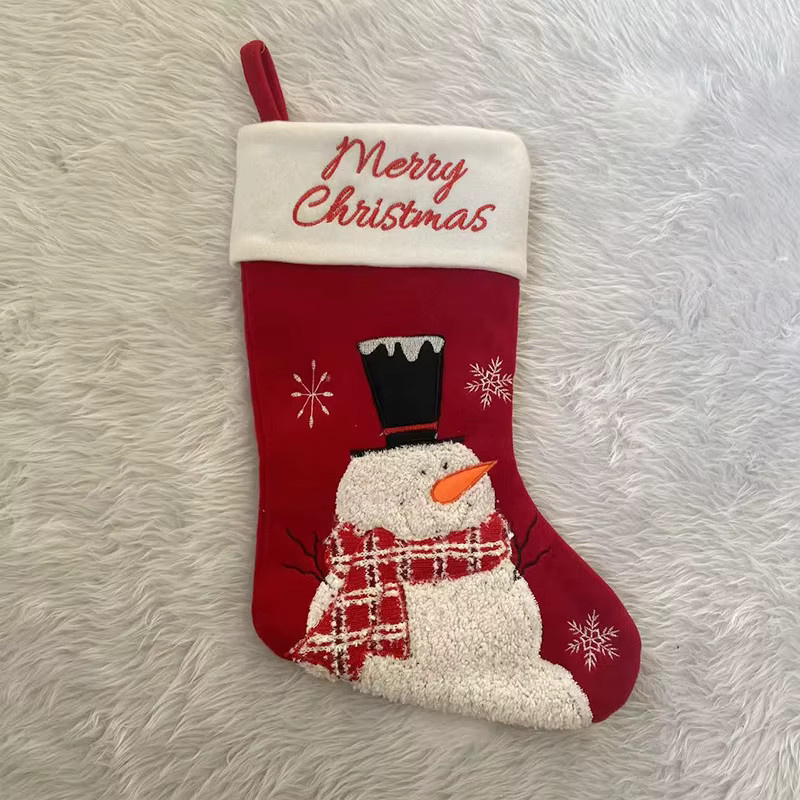 Niedrige Cartoon-Weihnachtsstrümpfe aus Textil mit Weihnachtsmann, Schneemann und Rentier-Motiven in Rot als hängende Weihnachtsdekoration - Bild 3