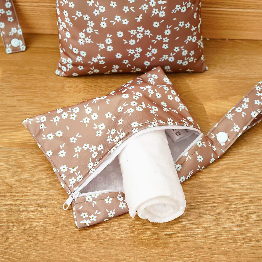 Kangobaby 2-teiliges Set aus multifunktionaler Babydecke und waschbarer Reise-Wickeltasche in Floral - Bild 2
