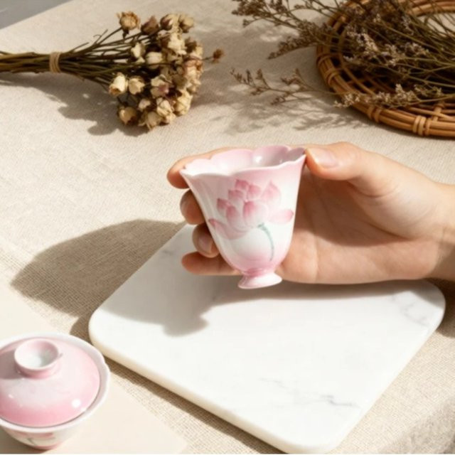 Handbemalte Lotus-Teetasse aus Keramik in Rosa mit floralem Design für die Kung-Fu-Teezeremonie - Bild 1