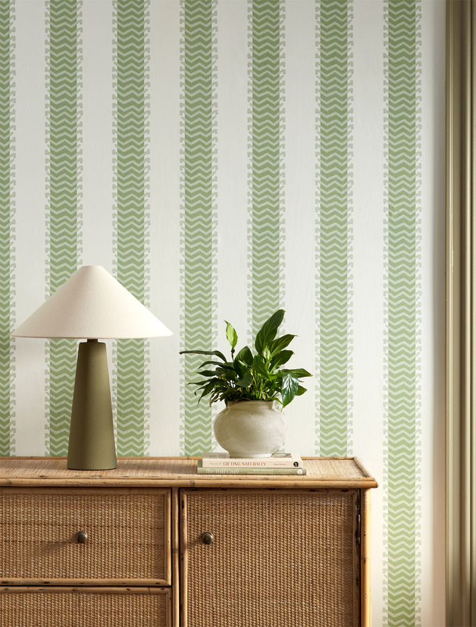 Scion Tapete Bradgate Pine in Grün mit abstraktem Streifenmuster im skandinavischen Design aus Vlies - Bild 1