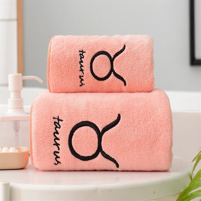 LChome Konstellation Badetuch aus Korallenvlies in Rosa mit besticktem Logo - Bild 1