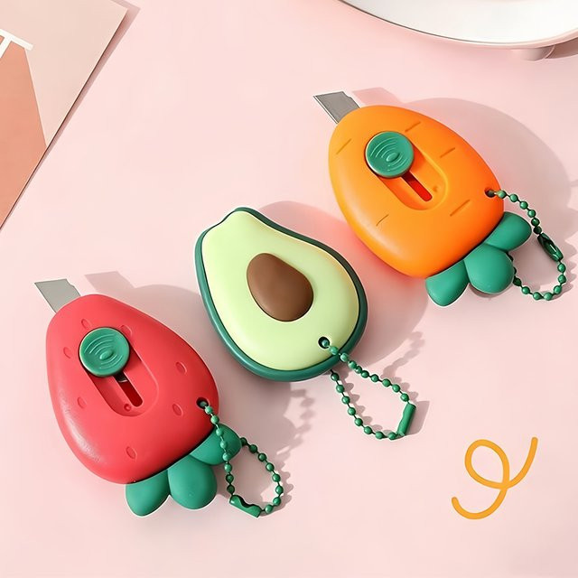 Mini-Messer im Frucht-Design mit einziehbarem Schutz, rot, aus Kunststoff - Bild 1