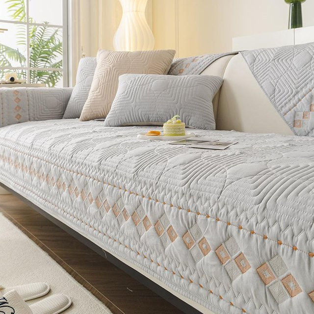 Rutschfester Sofabezug aus gesteppter Baumwolle mit Stickerei für 3-4 Sitzer, Your Warm Home, Beige oder Grau, B/T/H: 90 x 90 cm - Bild 1