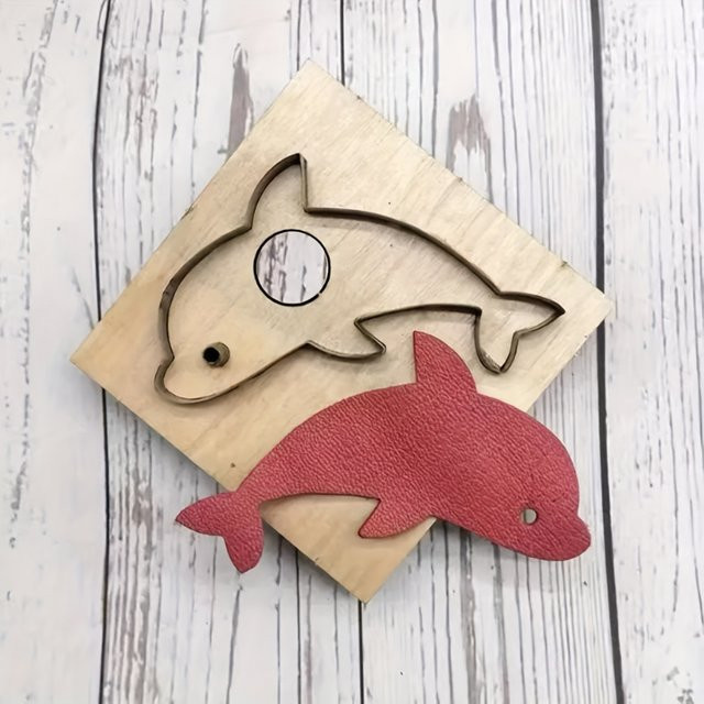 Handgemachter Delphin Anhänger Stempel für Lederarbeiten in Rot und Holzoptik - Bild 1