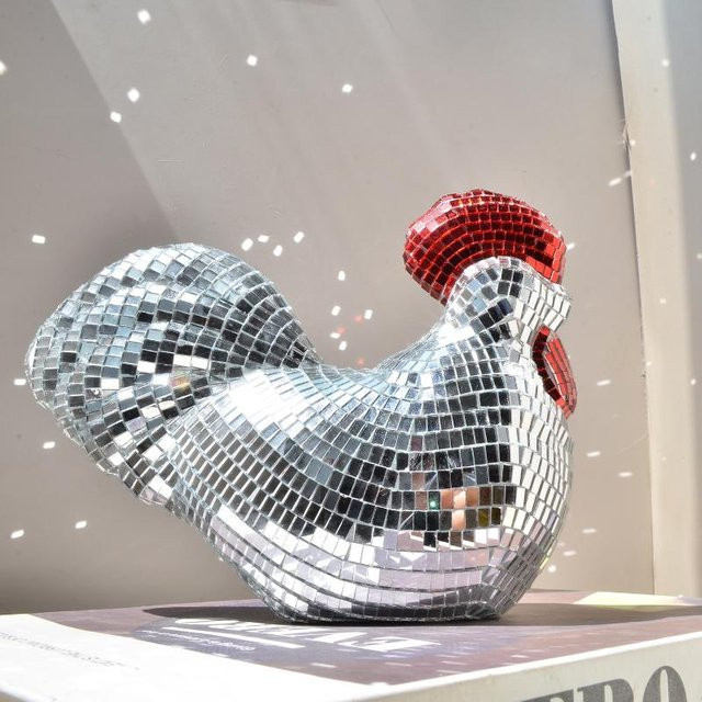 Sugarr Spiegelhahn-Skulptur in Silber als dekorative Discokugel-Statue für Party und Heimdeko - Bild 1