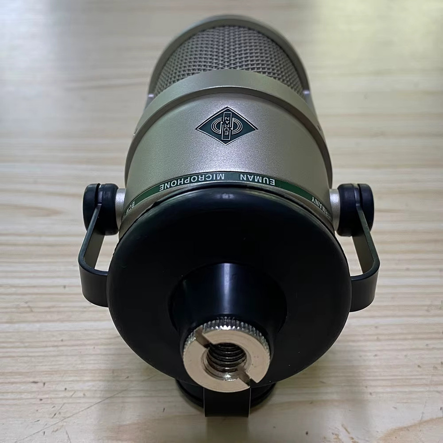 YATUMIC BCM 705 Klassisches Großmembran-Kondensatormikrofon in Silber für professionelle Rundfunk- und DJ-Anwendungen - Bild 4