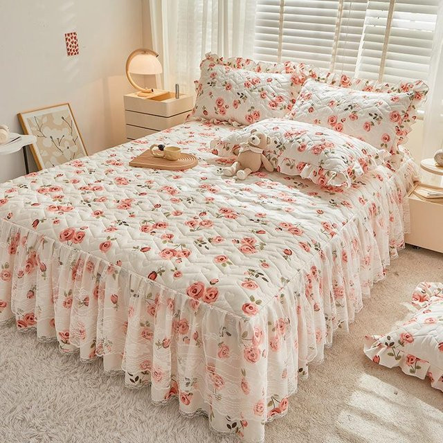 Dreiteiliges Bettwäsche-Set von Your Warm Home in Weiß mit gestepptem Baumwollspitze-Spannbettlaken und Tagesdecke im Prinzessinnen-Stil, B/T: 120 x 200 cm - Bild 1