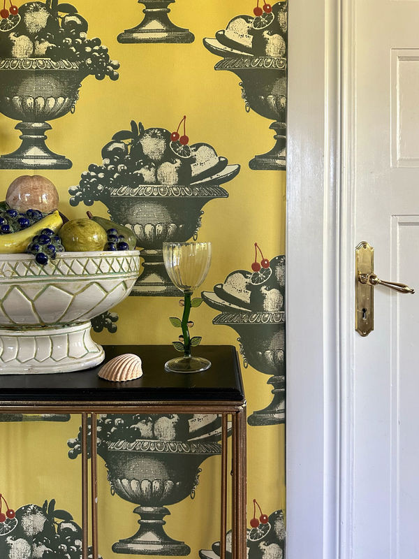 Studio Lisa Bengtsson Tapete Cherry on Top - 1803, Gelb, Floral und Vintage Design, Vlies-Tapete - Bild 3