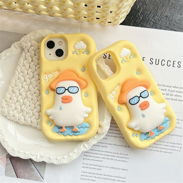 MUQGEW Silikon Handyhülle mit 3D Cartoon-Ente und Teleskopständer für iPhone 12 bis iPhone 16 Pro Max, Gelb, stoßfest - Bild 1