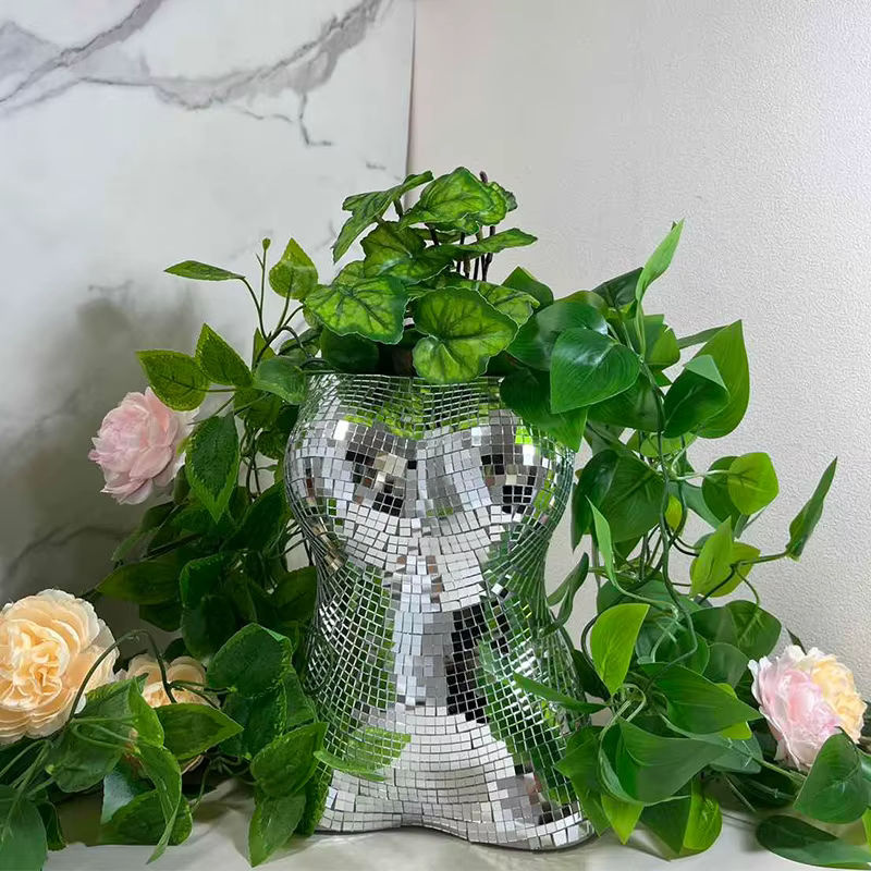 Silberne Skulptur als dekorativer Blumentopf und Vase in menschlicher Form aus Glas und Kunststoff - Bild 3