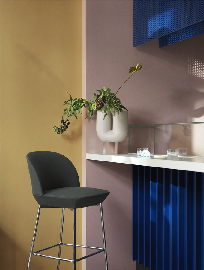 Muuto Kink Vase aus Keramik in Beige und Weiß - Bild 2