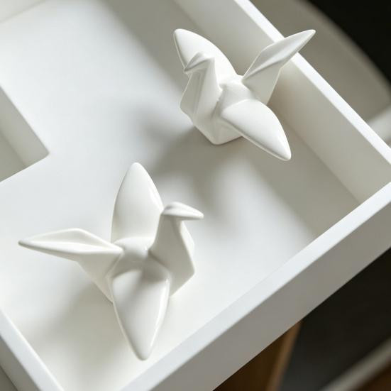 Moderne Geometrische Origami-Kranich Figur aus Keramik in Silber - Bild 1