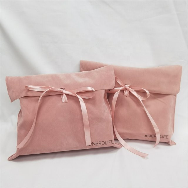 Personalisierbare rosa Samt-Umschlagtasche mit Kordel als Schmuckverpackung für Hochzeiten und Partys - Bild 1
