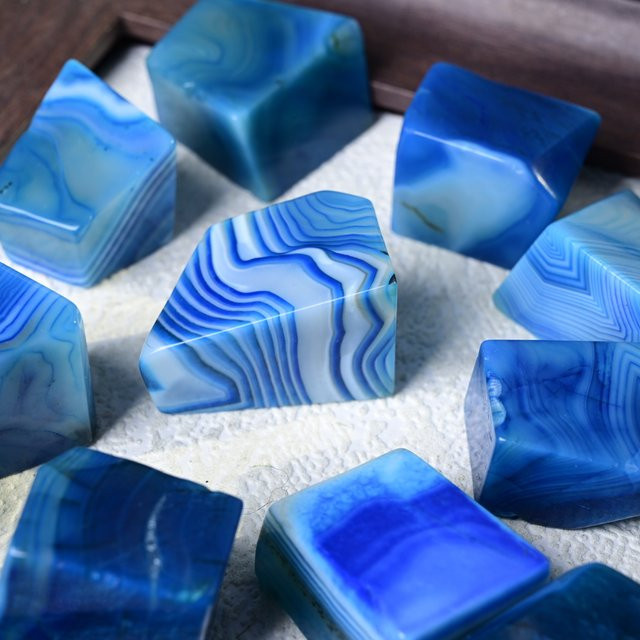 CrystalHola Blauer Achat Stein in organischer Freiform, gestreifter synthetischer polierter Stein für Schmuckherstellung und Dekoration - Bild 1