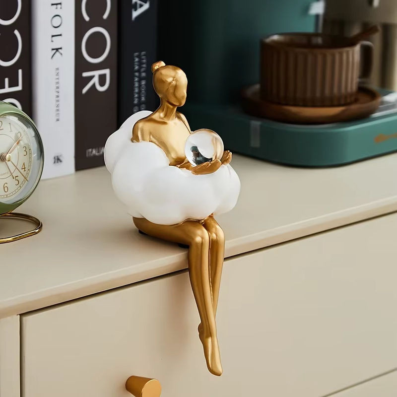 Moderne Wolke Mädchen Skulptur aus Glas und Kunstharz in Gold und Transparent als abstrakte Kunstfigur zur Tischdekoration - Bild 1