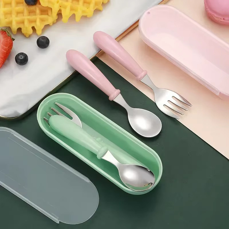 Baby Gadgets Geschirr Set für Kleinkinder aus Edelstahl in Blau mit ergonomischen Utensilien und Cartoon-Design - Bild 2