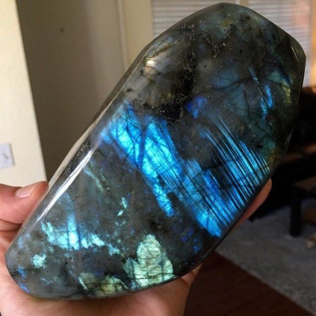 Hochwertiger Labradorit Edelstein in Blau von CrystalHola als polierte Freiform mit blauem Blitz - Bild 1