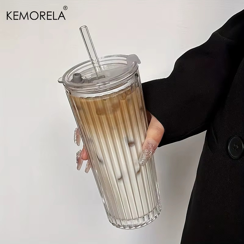 KEMORELA Kristallgitter-Glasbecher mit Strohhalm und Deckel in Transparent mit Streifenstruktur - Bild 2