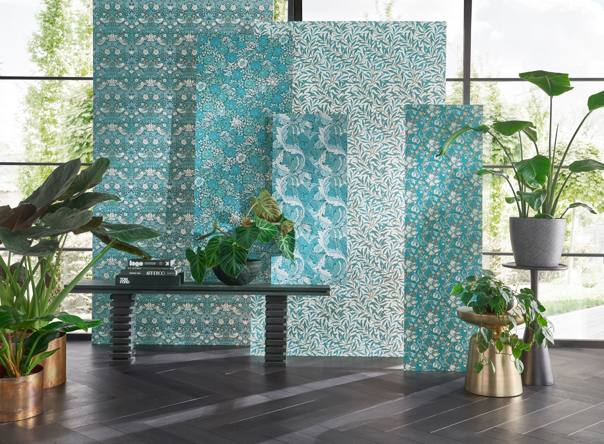 Clarke & Clarke Tapete Willow Boughs in Mineral Blue mit floralem Art Nouveau Design aus Vlies - Bild 1