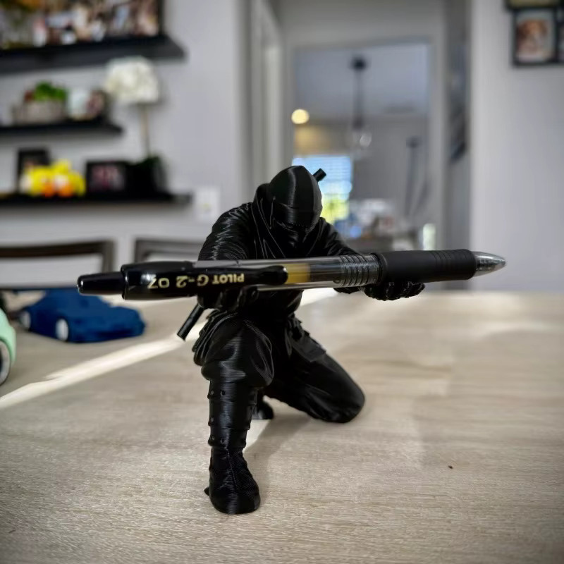 Ninja Stifthalter aus Kunststoff in Schwarz als kreative Desktop-Dekoration und Schreibwaren-Aufbewahrung - Bild 3