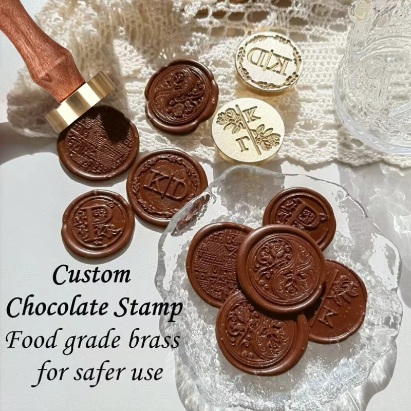 Personalisierter Schokoladenstempel aus lebensmittelechtem Material in Braun für dein Logo-Branding und DIY-Schokoladen-Dekoration - Bild 2