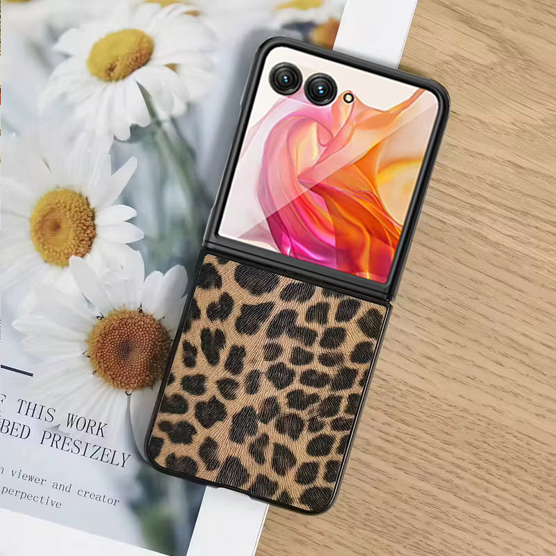 Motorola Moto Razr 50 und Razr 60 Ultra Handyhülle aus PU-Leder mit Leopardenmuster in Braun und Multicolour - Bild 3