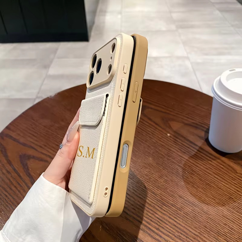 Personalisierte Lederhülle mit Initialen und Kartenfach für dein iPhone (Modelle iPhone 11 bis iPhone 17 Pro Max) von YLUOYI in Orange oder Beige - Bild 2