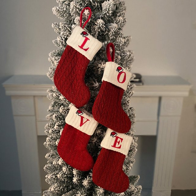 Personalisierter Weihnachtsstrumpf aus Textil in Rot mit individuellen Buchstaben als Kamin-Hängedekoration - Bild 1