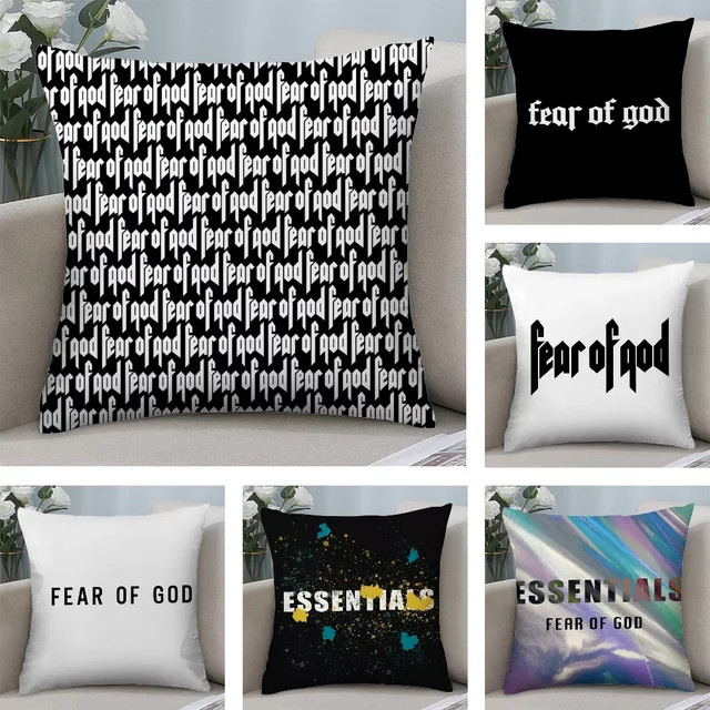 Fear of God Kissenbezug aus weichem Plüschstoff mit doppelseitigem Druck in Schwarz, Weiß und Multicolor - Bild 1