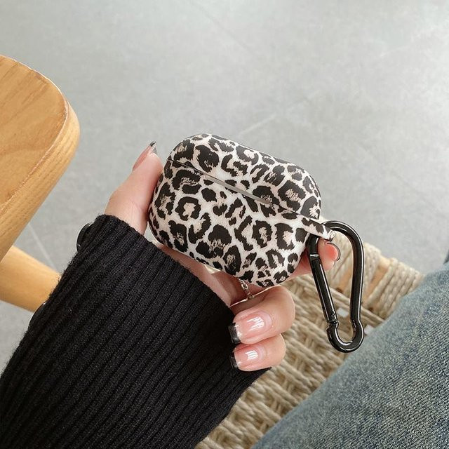 Silikon Schutzhülle mit Leopardenmuster und Haken für Apple AirPods Pro 1, 2 (USB-C) und 3. Generation in Multicolour - Bild 1