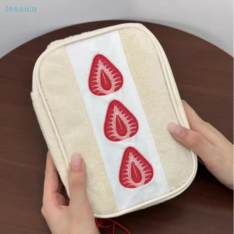 Flauschige Erdbeer-Sandwich-Aufbewahrungstasche als Kosmetiktasche und Schreibwaren-Organizer in Weiß - Bild 2