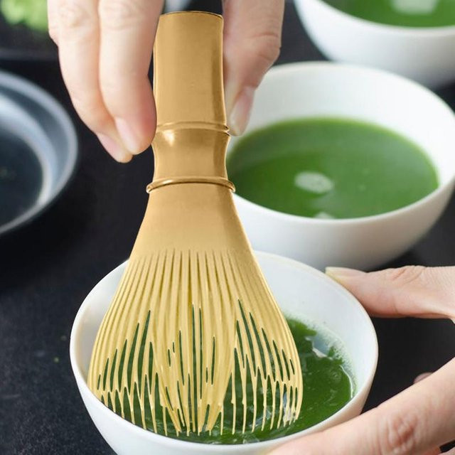 Gelber Matcha-Schneebesen als Multifunktionswerkzeug zum Rühren von grünem Tee - Bild 1
