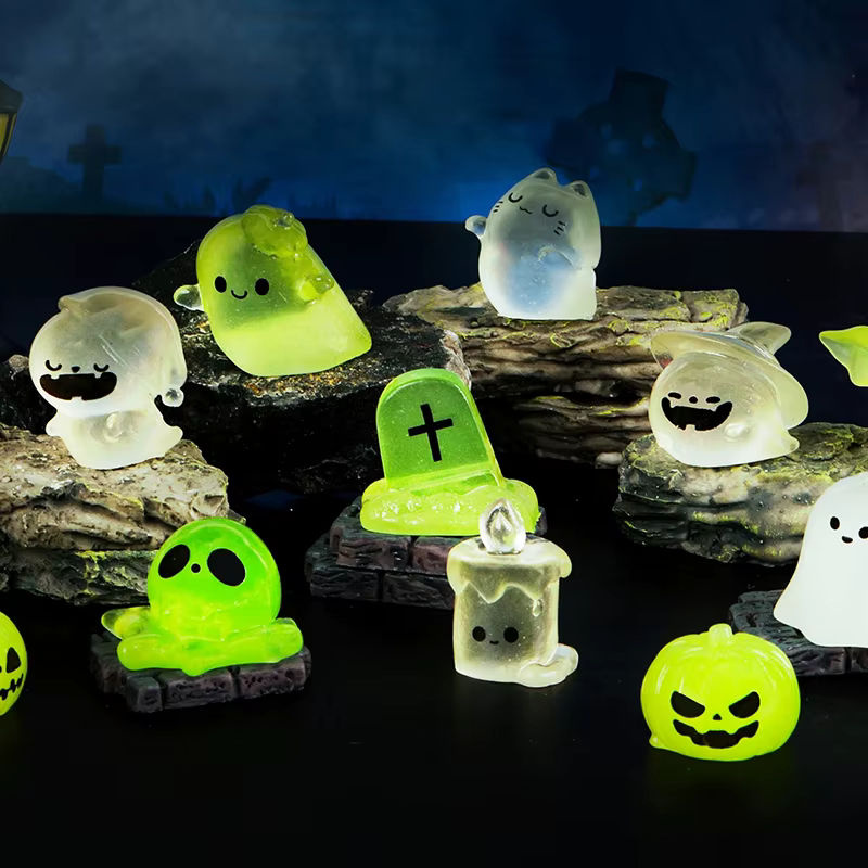 Leuchtendes Halloween Mini Ornament Set mit Fledermaus, Kürbis, Skelett und Geist in Mehrfarbig für Puppenhaus und Desktop Dekoration aus Kunststoff - Bild 4