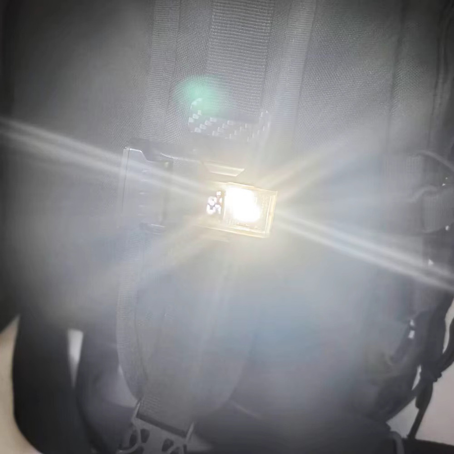 VULPO Taktische EDC Mini Taschenlampe mit COB-Licht in Schwarz für Molle-Systeme und Rucksackgurte - Bild 3
