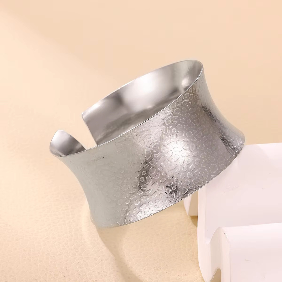 Manschettenarmband, gehämmert, silberfarben, geprägter Stern, Damen - Bild 2