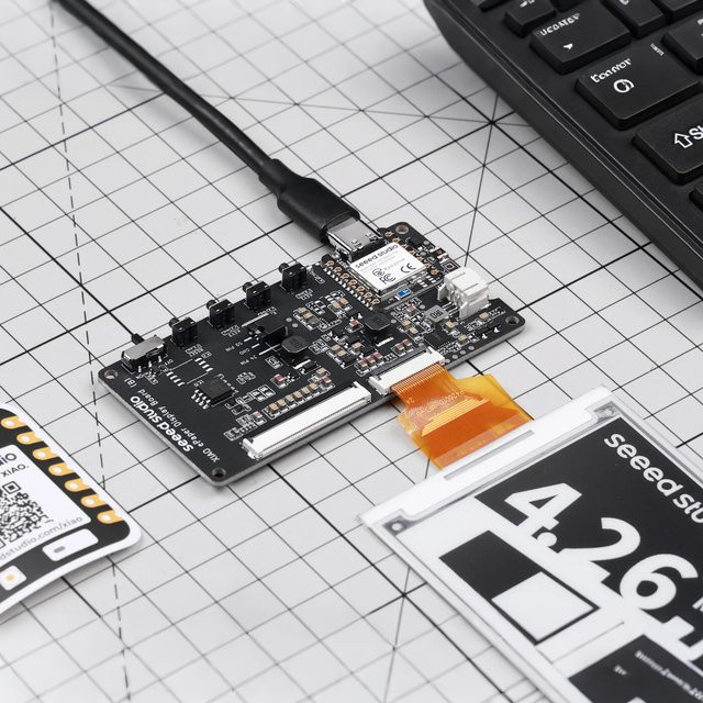 Seeed Studio XIAO ePaper Display Board EN04 mit nRF52840 Plus, unterstützt 24-Pin und 50-Pin, JST 2,0mm Batterieanschluss, Lade-IC und Netzschalter, Schwarz - Bild 1