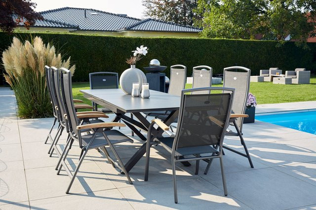 Hartman Xanadu Raffaelo Garten-Essgruppe aus Aluminium und Teak mit Glaskeramik in xerix/natur, bestehend aus einem ausziehbaren Tisch und 8 Sitzgelegenheiten (2 Dining Sessel und 6 Klappstühle) - Bild 1