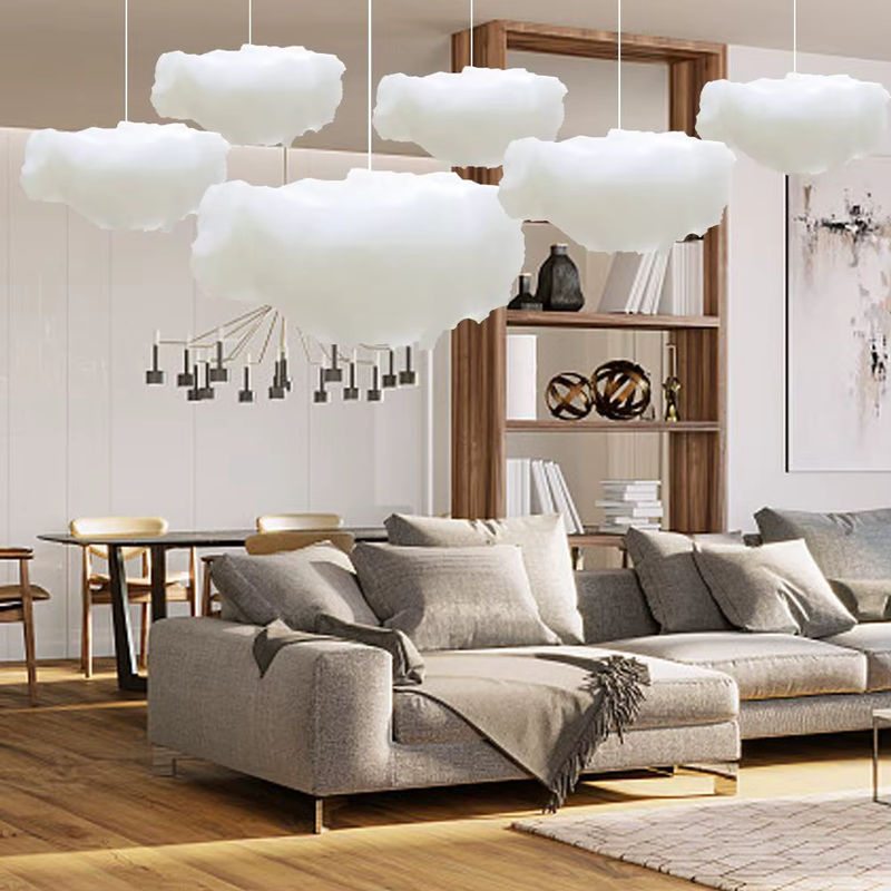 Weiße 3D Wolken Dekoration aus Textil für Innenräume und Hochzeiten zum Aufhängen - Bild 3