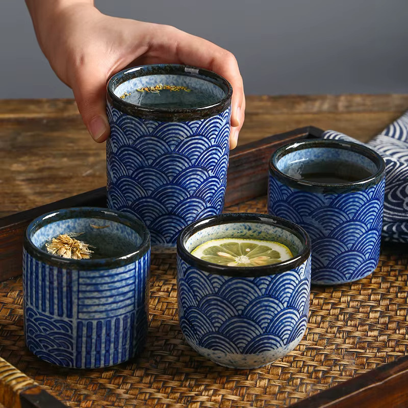 Japanische Keramiktasse in Blau mit Wellenstruktur, handgefertigter Tee- und Kaffeebecher im minimalistischen Vintage-Stil - Bild 2