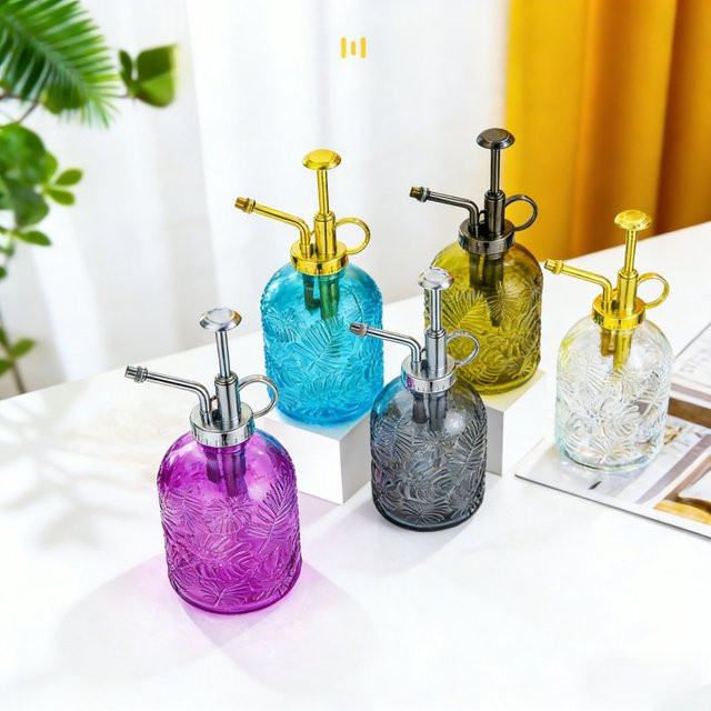 Bunte Gartensprühflasche aus Glas in Ahornblatt-Form mit langem Auslauf, 360 ml - Bild 1