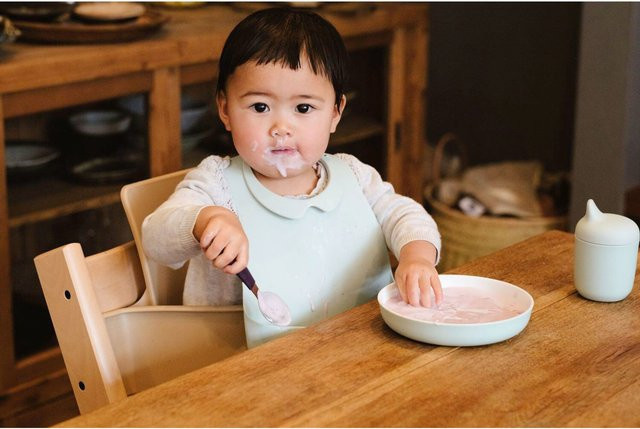 Stokke Munch Lätzchen mit Auffangschale aus Silikon in Türkis, BPA-frei und spülmaschinenfest - Bild 1