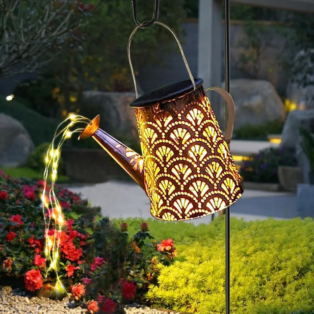 LQWELL Solar Gießkanne mit Wasserfall-Effekt und LED-Lichterkette, Wasserdichte Gartenleuchte in Gold/Messing für Garten, Terrasse und Balkon, Warmweiß - Bild 1