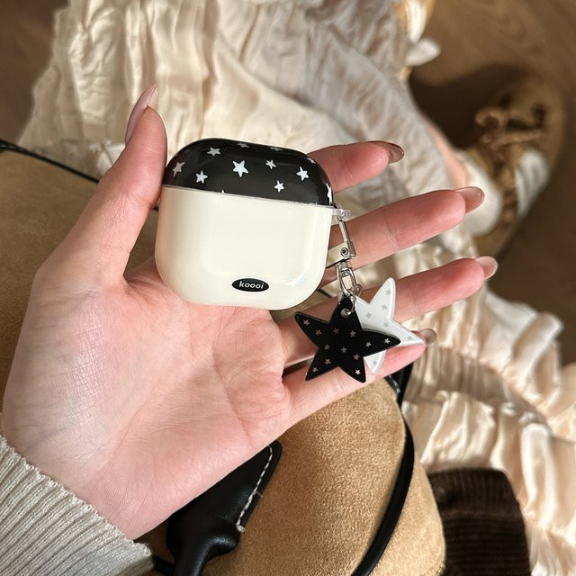 Apple AirPods Schutzhülle im Punk-Stil mit Stern-Muster und Anhänger in Schwarz-Weiß für AirPods 1, 2, 3, 4 und Pro 2 - Bild 1