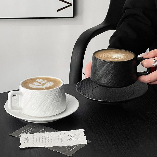 Keramiktasse mit Untertasse im Retro-Design mit Steinmuster, Weiß - Bild 1
